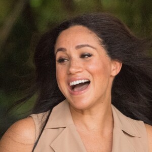 Meghan Markle, duchesse de Sussex, en visite à l'université de Johannesburg, à l'occasion de son voyage en Afrique du Sud. Le 1er octobre 2019. La duchesse de Sussex porte une robe sans manches "Banana Republic".