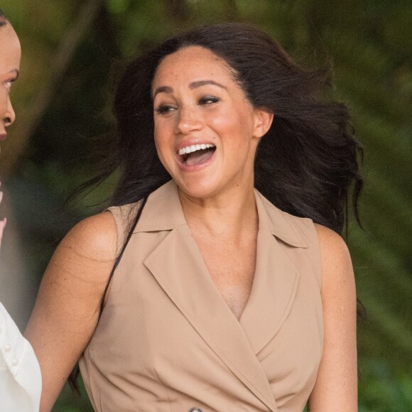 Meghan Markle, duchesse de Sussex, en visite à l'université de Johannesburg, à l'occasion de son voyage en Afrique du Sud. Le 1er octobre 2019. La duchesse de Sussex porte une robe sans manches "Banana Republic".