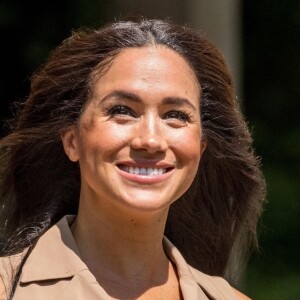 Meghan Markle, duchesse de Sussex, en visite à l'université de Johannesburg, à l'occasion de son voyage en Afrique du Sud. Le 1er octobre 2019. La duchesse de Sussex porte une robe sans manches "Banana Republic".