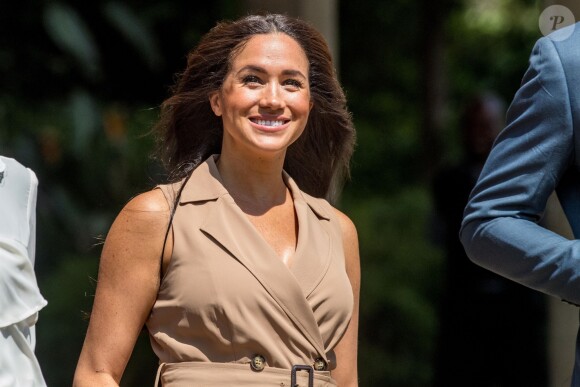 Meghan Markle, duchesse de Sussex, en visite à l'université de Johannesburg, à l'occasion de son voyage en Afrique du Sud. Le 1er octobre 2019. La duchesse de Sussex porte une robe sans manches "Banana Republic".