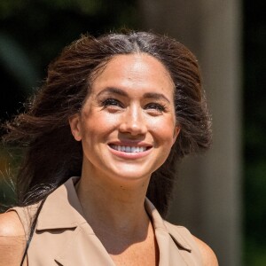 Meghan Markle, duchesse de Sussex, en visite à l'université de Johannesburg, à l'occasion de son voyage en Afrique du Sud. Le 1er octobre 2019. La duchesse de Sussex porte une robe sans manches "Banana Republic".