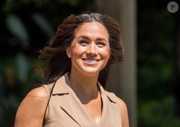 Meghan Markle, duchesse de Sussex, en visite à l'université de Johannesburg, à l'occasion de son voyage en Afrique du Sud. Le 1er octobre 2019. La duchesse de Sussex porte une robe sans manches "Banana Republic".