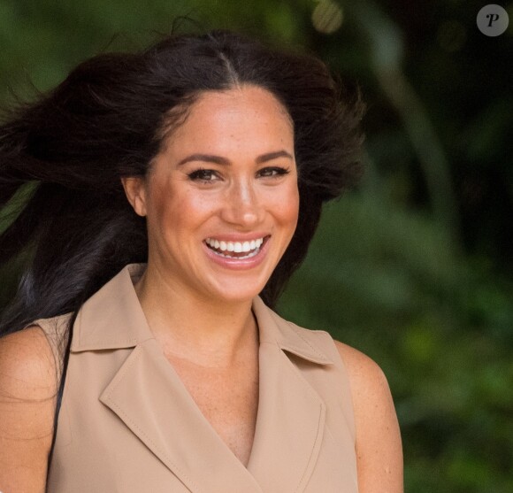 Meghan Markle, duchesse de Sussex, en visite à l'université de Johannesburg, à l'occasion de son voyage en Afrique du Sud. Le 1er octobre 2019. La duchesse de Sussex porte une robe sans manches "Banana Republic".