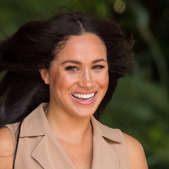 Meghan Markle, duchesse de Sussex, en visite à l'université de Johannesburg, à l'occasion de son voyage en Afrique du Sud. Le 1er octobre 2019. La duchesse de Sussex porte une robe sans manches "Banana Republic".