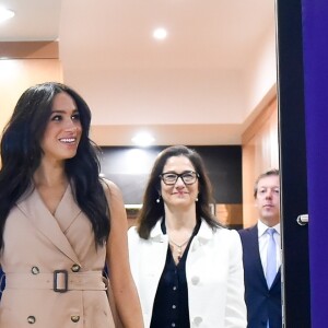 Meghan Markle, duchesse de Sussex, en visite à l'université de Johannesburg, à l'occasion de son voyage en Afrique du Sud. Le 1er octobre 2019. La duchesse de Sussex porte une robe sans manches "Banana Republic".