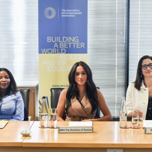 Meghan Markle, duchesse de Sussex, en visite à l'université de Johannesburg, à l'occasion de son voyage en Afrique du Sud. Le 1er octobre 2019. La duchesse de Sussex porte une robe sans manches "Banana Republic".