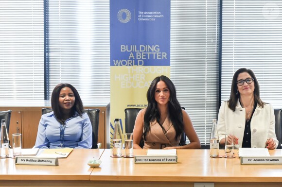 Meghan Markle, duchesse de Sussex, en visite à l'université de Johannesburg, à l'occasion de son voyage en Afrique du Sud. Le 1er octobre 2019. La duchesse de Sussex porte une robe sans manches "Banana Republic".