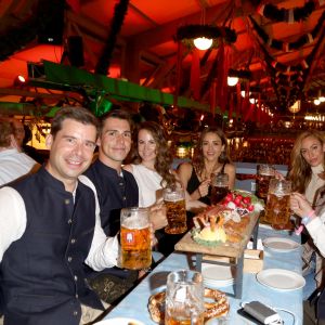 Jessica Alba passe une super journée à la fête de la bière, à Munich, en Allemagne. Lundi 30 septembre 2019. Elle trinque ici avec des locaux.