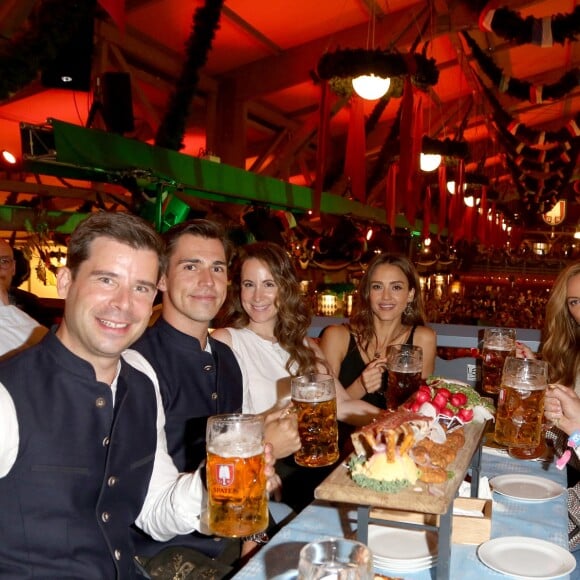 Jessica Alba passe une super journée à la fête de la bière, à Munich, en Allemagne. Lundi 30 septembre 2019. Elle trinque ici avec des locaux.