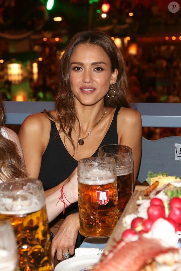 Jessica Alba passe une super journée à la fête de la bière, à Munich, en Allemagne. Lundi 30 septembre 2019. Souriante, elle pose avec une pinte à la main.