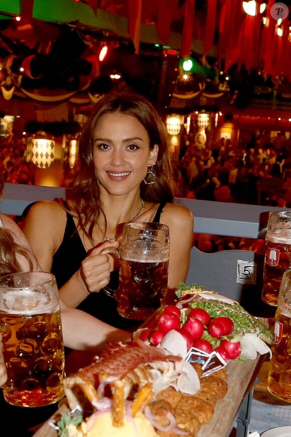 Jessica Alba passe une super journée à la fête de la bière, à Munich, en Allemagne. Lundi 30 septembre 2019, au soir. Elle a l'air très heureuse à l'idée de boire et de grignotter des spécialités locales.