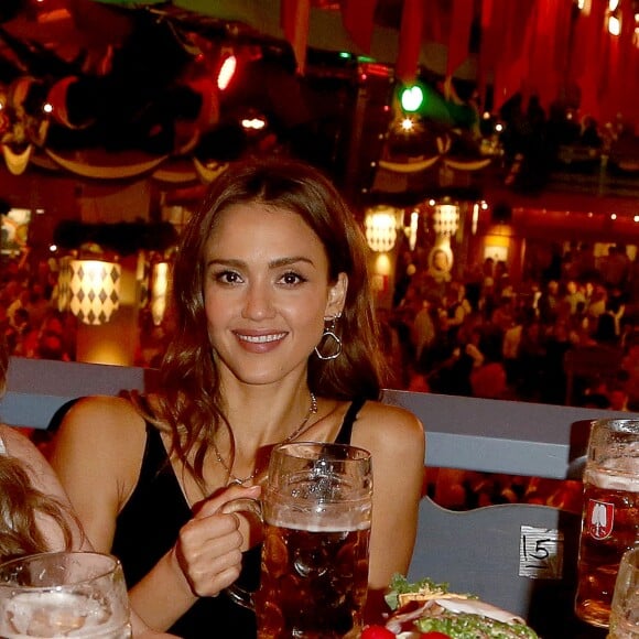 Jessica Alba passe une super journée à la fête de la bière, à Munich, en Allemagne. Lundi 30 septembre 2019, au soir. Elle a l'air très heureuse à l'idée de boire et de grignotter des spécialités locales.