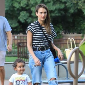 Exclusif - Jessica Alba emmène son fils Hayes jouer au parc Coldwater dans le quartier de Beverly Hills à Los Angeles, le 21 septembre 2019