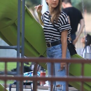 Exclusif - Jessica Alba emmène son fils Hayes jouer au parc Coldwater dans le quartier de Beverly Hills à Los Angeles, le 21 septembre 2019