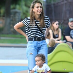 Exclusif - Jessica Alba emmène son fils Hayes jouer au parc Coldwater dans le quartier de Beverly Hills à Los Angeles, le 21 septembre 2019