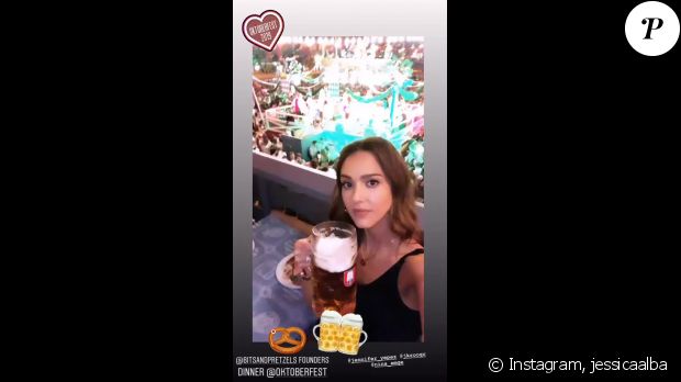 Jessica Alba trinque à la fête de la bière, à Munich, en Allemagne. Soirée du lundi 30 septembre 2019.