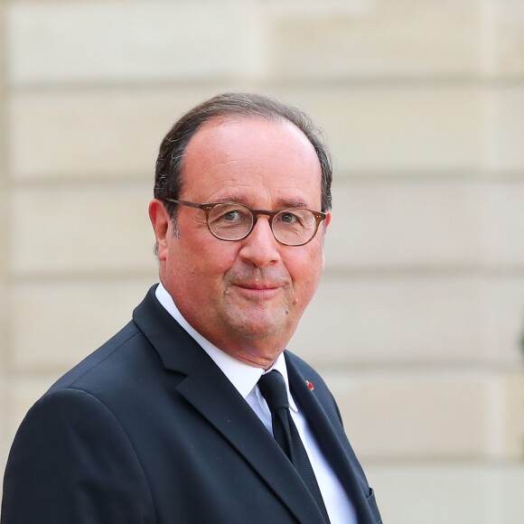 L'ancien Président de la République française François Hollande - Les chefs d'Etat et de Gouvernement étrangers ayant fait le déplacement en France pour rendre hommage au Président Jacques Chirac à la sortie du Palais de l'Elysée Paris, France, le 30 septembre 2019. © Cyril Moreau/Bestimage