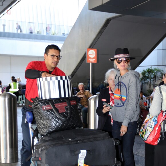 Laeticia Hallyday arrive à l'aéroport LAX de Los Angeles en provenance de Paris, le 1er octobre 2019.