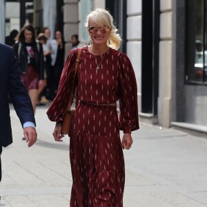Laeticia Hallyday sort d'un déjeuner à l'Avenue avec un de ses avocats puis ils rejoignent à pied le cabinet pour un meeting le 23 septembre 2019.