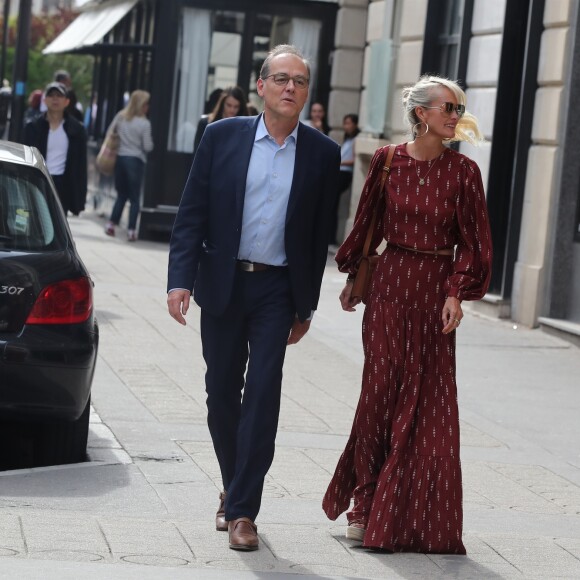 Laeticia Hallyday sort d'un déjeuner à l'Avenue avec un de ses avocats puis ils rejoignent à pied le cabinet pour un meeting le 23 septembre 2019.