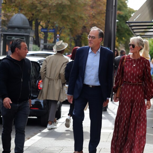 Carl (chauffeur et garde du corps) - Laeticia Hallyday sort d'un déjeuner à l'Avenue avec un de ses avocats puis ils rejoignent à pied le cabinet pour un meeting le 23 septembre 2019.