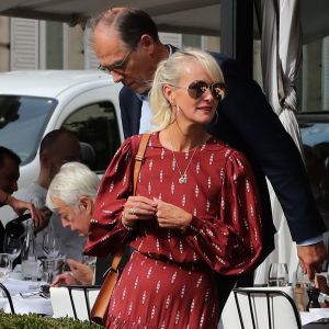 Laeticia Hallyday sort d'un déjeuner à l'Avenue avec un de ses avocats puis ils rejoignent à pied le cabinet pour un meeting le 23 septembre 2019.