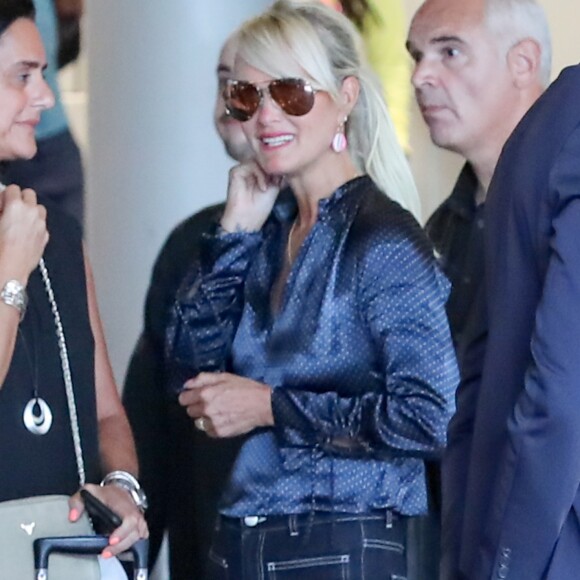Laeticia Hallyday, avec Barbara Uzzan, comptable en charge de la gestion du trust JPS, lors de son arrivée à l'aéroport de Paris Roissy-Charles-de-Gaulle le 16 septembre 2019 en provenance de Los Angeles.