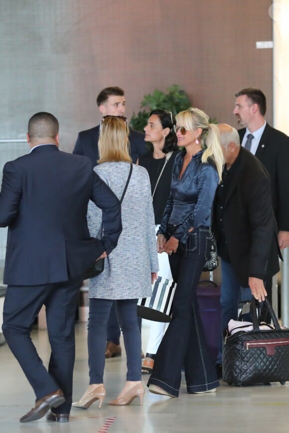 Laeticia Hallyday en compagnie de Barbara Uzzan, comptable en charge de la gestion du trust JPS, lors de son arrivée à l'aéroport de Paris Roissy-Charles-de-Gaulle le 16 septembre 2019 en provenance de Los Angeles.