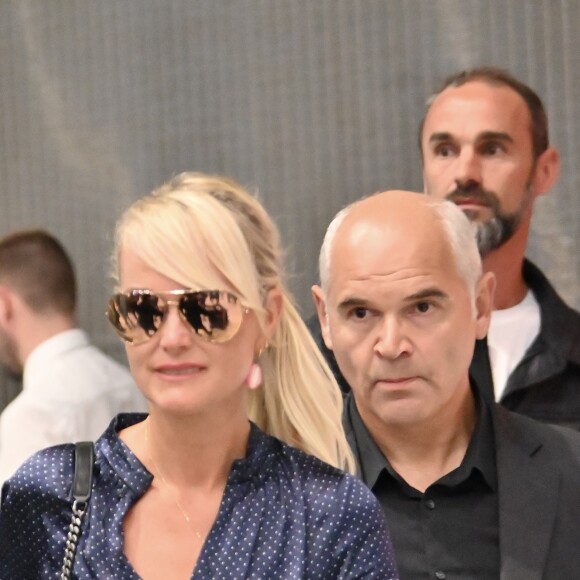 Laeticia Hallyday quitte en compagnie de Jimmy Reffas, en charge de sa sécurité, l'aéroport de Paris Roissy-Charles-de-Gaulle le 16 septembre 2019 après son arrivée en provenance de Los Angeles.
