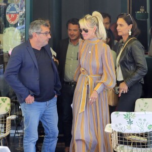 Michel Jankielewicz, Laeticia Hallyday, Barbara Uzzan, la comptable de Laeticia, à la sortie du restaurant "Mon Square" à Paris le 19 septembre 2019.