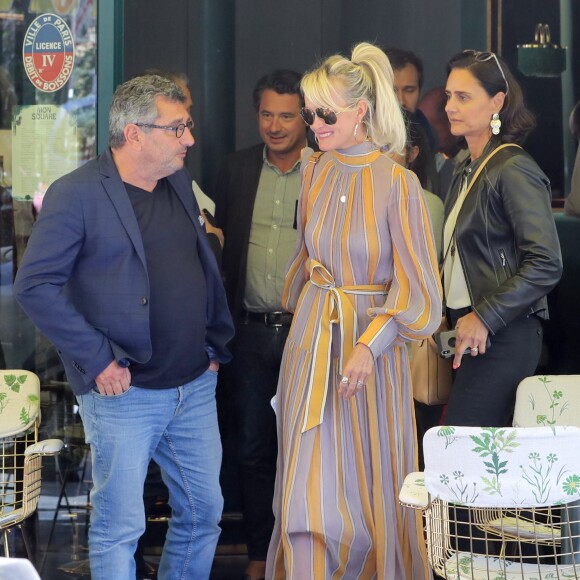 Michel Jankielewicz, Laeticia Hallyday, Barbara Uzzan, la comptable de Laeticia, à la sortie du restaurant "Mon Square" à Paris le 19 septembre 2019.