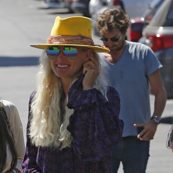 Laeticia Hallyday, son nouveau compagnon Pascal Balland vont déjeuner dans un restaurant de sushi à Los Angeles, proche de l'école des filles de Laeticia. Le 13 septembre 2019
