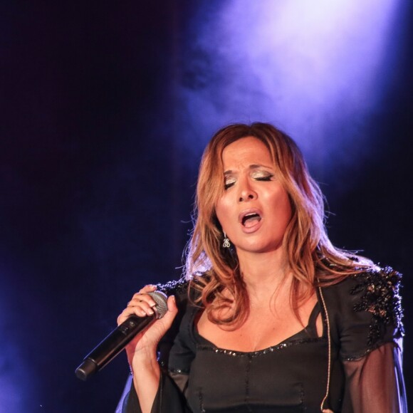 Hélène Ségara en concert à la Fête du Kiosque à Croix dans le nord de la France, où elle a terminé en duo avec Jean-Baptiste Guégan, la voix de Johnny Hallyday. Le 13 septembre 2019.