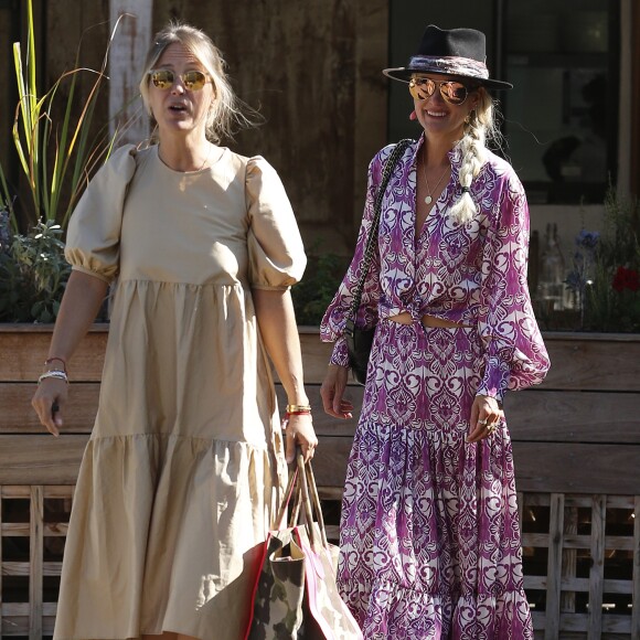 Laeticia Hallyday à Los Angeles le 2 octobre 2019. Elle est allée déjeuner avec Maryline Issartier et Marine (l'ex-femme de son compagnon Pascal Balland) au restaurant "Kiff Kafe"