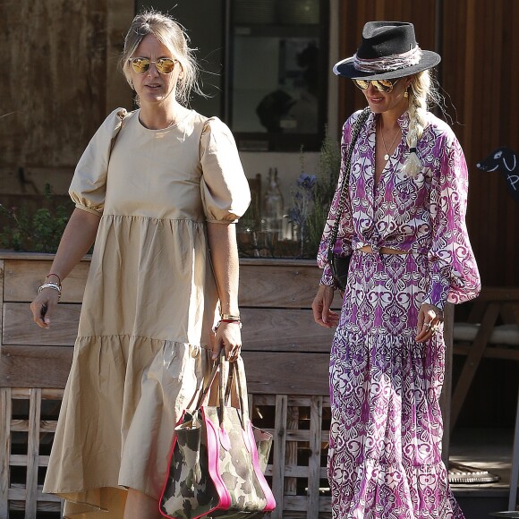 Laeticia Hallyday au restaurant  "Kiff Kafe", à Los Angeles, le 2 octobre 2019. Elle est allée déjeuner avec Maryline Issartier et Marine (l'ex-femme de son compagnon Pascal Balland).