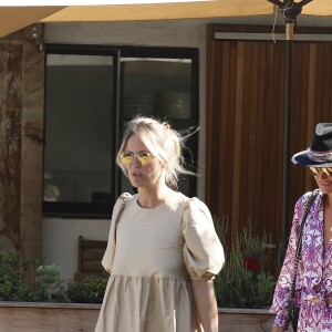 Laeticia Hallyday est allée déjeuner avec Maryline Issartier et Marine (l'ex-femme de son compagnon Pascal Balland) au restaurant "Kiff Kafe" à Los Angeles le 2 octobre 2019.