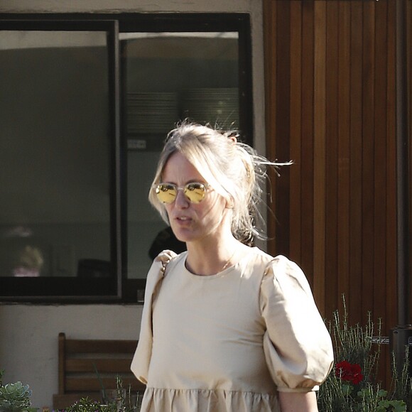 Laeticia Hallyday est allée déjeuner avec Maryline Issartier et Marine (l'ex-femme de son compagnon Pascal Balland) au restaurant "Kiff Kafe" à Los Angeles le 2 octobre 2019.