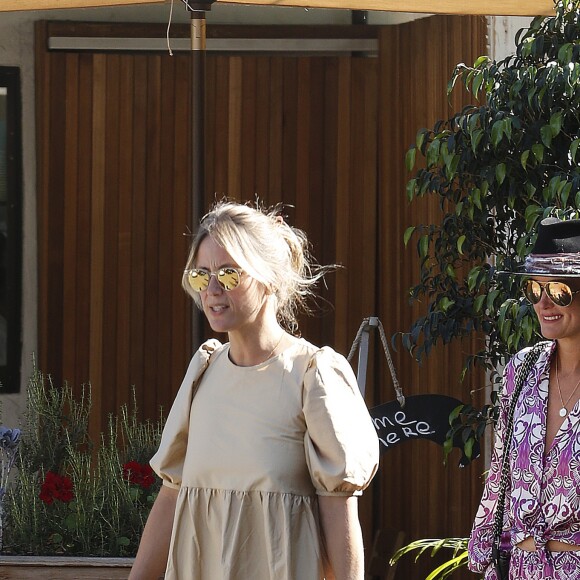 Laeticia Hallyday est allée déjeuner avec Maryline Issartier et Marine (l'ex-femme de son compagnon Pascal Balland) au restaurant "Kiff Kafe" à Los Angeles le 2 octobre 2019.