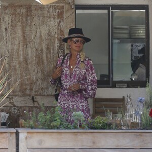 Laeticia Hallyday est allée déjeuner avec Maryline Issartier et Marine (l'ex-femme de son compagnon Pascal Balland) au restaurant "Kiff Kafe" à Los Angeles le 2 octobre 2019.