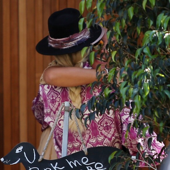 Laeticia Hallyday est allée déjeuner avec Maryline Issartier et Marine (l'ex-femme de son compagnon Pascal Balland) au restaurant "Kiff Kafe" à Los Angeles le 2 octobre 2019.