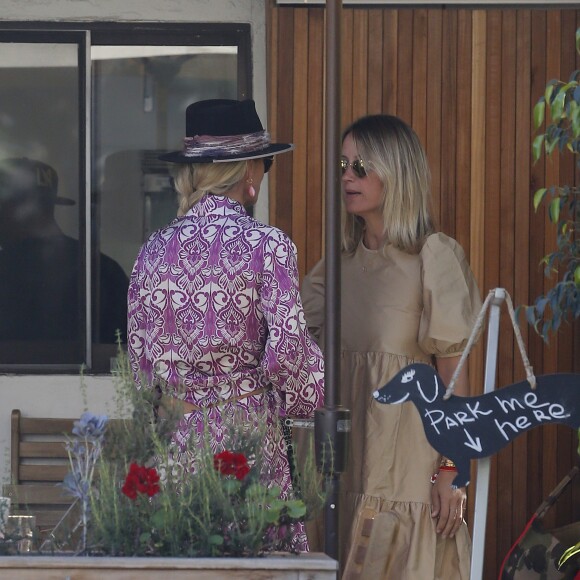 Laeticia Hallyday est allée déjeuner avec Maryline Issartier et Marine (l'ex-femme de son compagnon Pascal Balland) au restaurant "Kiff Kafe" à Los Angeles le 2 octobre 2019.