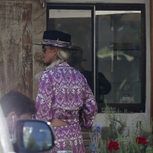 Laeticia Hallyday est allée déjeuner avec Maryline Issartier et Marine (l'ex-femme de son compagnon Pascal Balland) au restaurant "Kiff Kafe" à Los Angeles le 2 octobre 2019.