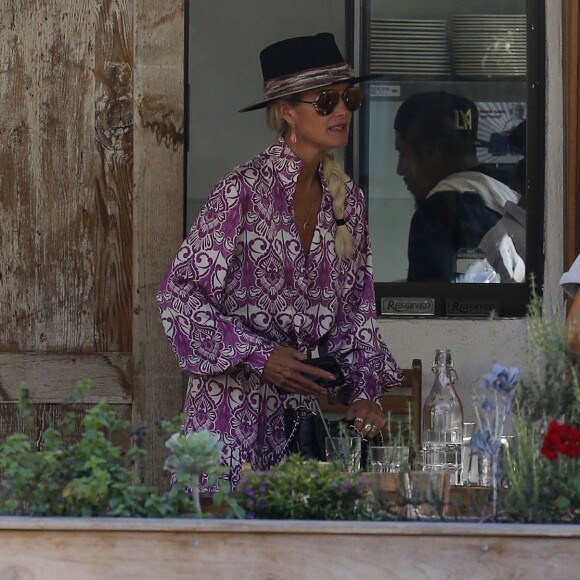 Laeticia Hallyday est allée déjeuner avec Maryline Issartier et Marine (l'ex-femme de son compagnon Pascal Balland) au restaurant "Kiff Kafe" à Los Angeles le 2 octobre 2019.