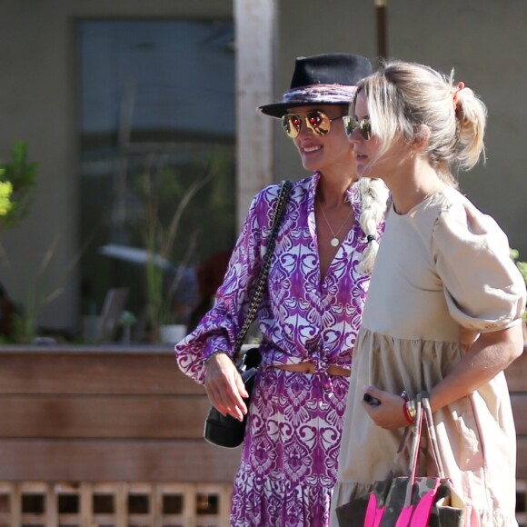 Laeticia Hallyday est allée déjeuner avec Maryline Issartier et Marine (l'ex-femme de son compagnon Pascal Balland) au restaurant "Kiff Kafe" à Los Angeles le 2 octobre 2019.