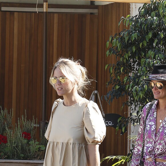 Laeticia Hallyday est allée déjeuner avec Maryline Issartier et Marine (l'ex-femme de son compagnon Pascal Balland) au restaurant "Kiff Kafe" à Los Angeles le 2 octobre 2019.