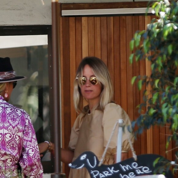Laeticia Hallyday est allée déjeuner avec Maryline Issartier et Marine (l'ex-femme de son compagnon Pascal Balland) au restaurant "Kiff Kafe" à Los Angeles le 2 octobre 2019.