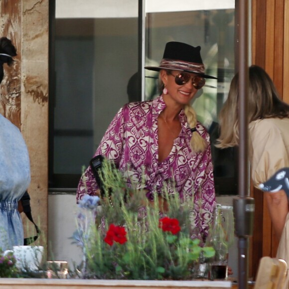 Laeticia Hallyday est allée déjeuner avec Maryline Issartier et Marine (l'ex-femme de son compagnon Pascal Balland) au restaurant "Kiff Kafe" à Los Angeles le 2 octobre 2019.