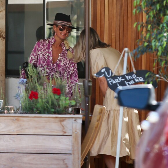 Laeticia Hallyday est allée déjeuner avec Maryline Issartier et Marine (l'ex-femme de son compagnon Pascal Balland) au restaurant "Kiff Kafe" à Los Angeles le 2 octobre 2019.