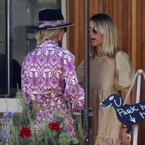 Laeticia Hallyday est allée déjeuner avec Maryline Issartier et Marine (l'ex-femme de son compagnon Pascal Balland) au restaurant "Kiff Kafe" à Los Angeles le 2 octobre 2019.
