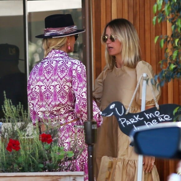 Laeticia Hallyday est allée déjeuner avec Maryline Issartier et Marine (l'ex-femme de son compagnon Pascal Balland) au restaurant "Kiff Kafe" à Los Angeles le 2 octobre 2019.